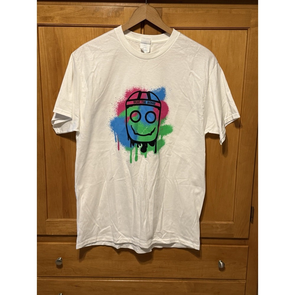 BEAT THE BOMB Graphic Tshirt Graffiti Style Colors Digital Game Size Large Men